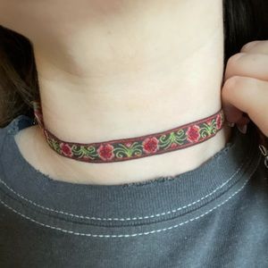 • flower choker •